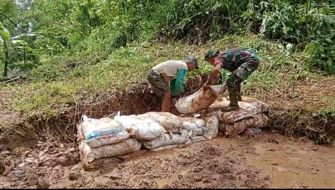 BEJIBAKU: Babinsa bersama aparatur desa, pemilik pesawahan Blok Cariang dan warga saat melaksanakan kegiatan kerja bhakti pemasangan bronjong di Blok Cariang Dusun Garis RT 02 RW 03, Desa Cipandanwangi, Kecamatan Cisarua, baru-baru ini.