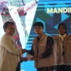 PEMBERDAYAAN DESA : Pj Bupati Sumedang Herman Suryatman memberikan doorprize kepada salah seorang mahasiswa dalam acara perpisahan mahasiswa KKN Tematii GRMD di Pendopo PPS, kemarin.