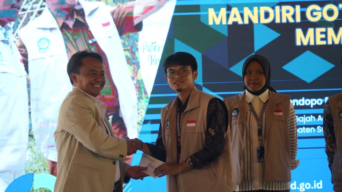 PEMBERDAYAAN DESA : Pj Bupati Sumedang Herman Suryatman memberikan doorprize kepada salah seorang mahasiswa dalam acara perpisahan mahasiswa KKN Tematii GRMD di Pendopo PPS, kemarin.