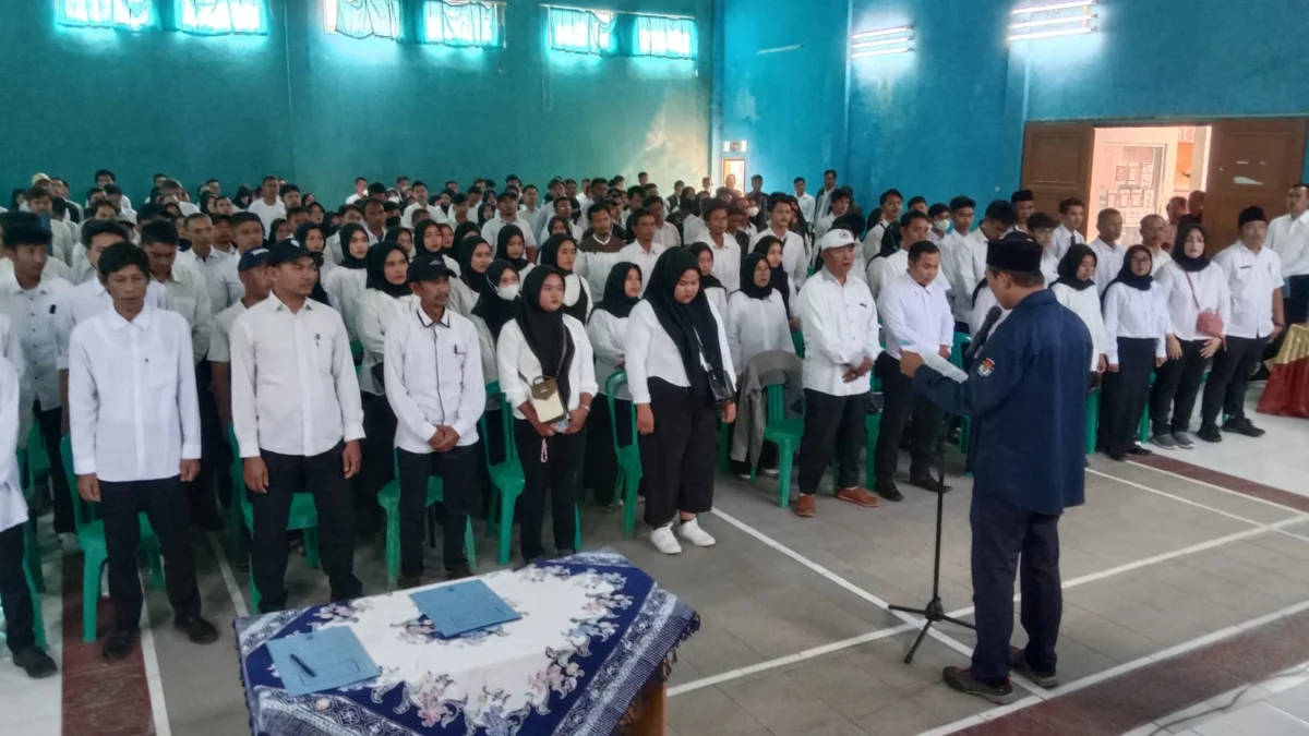 KHIDMAT: Pemerintah Kecamatan Cimanggung Kabupaten Sumedang mengadakan pelantikan KPPS pada Pemilu 2024 di Aula Kantor Camat Cimanggung, baru-baru ini.