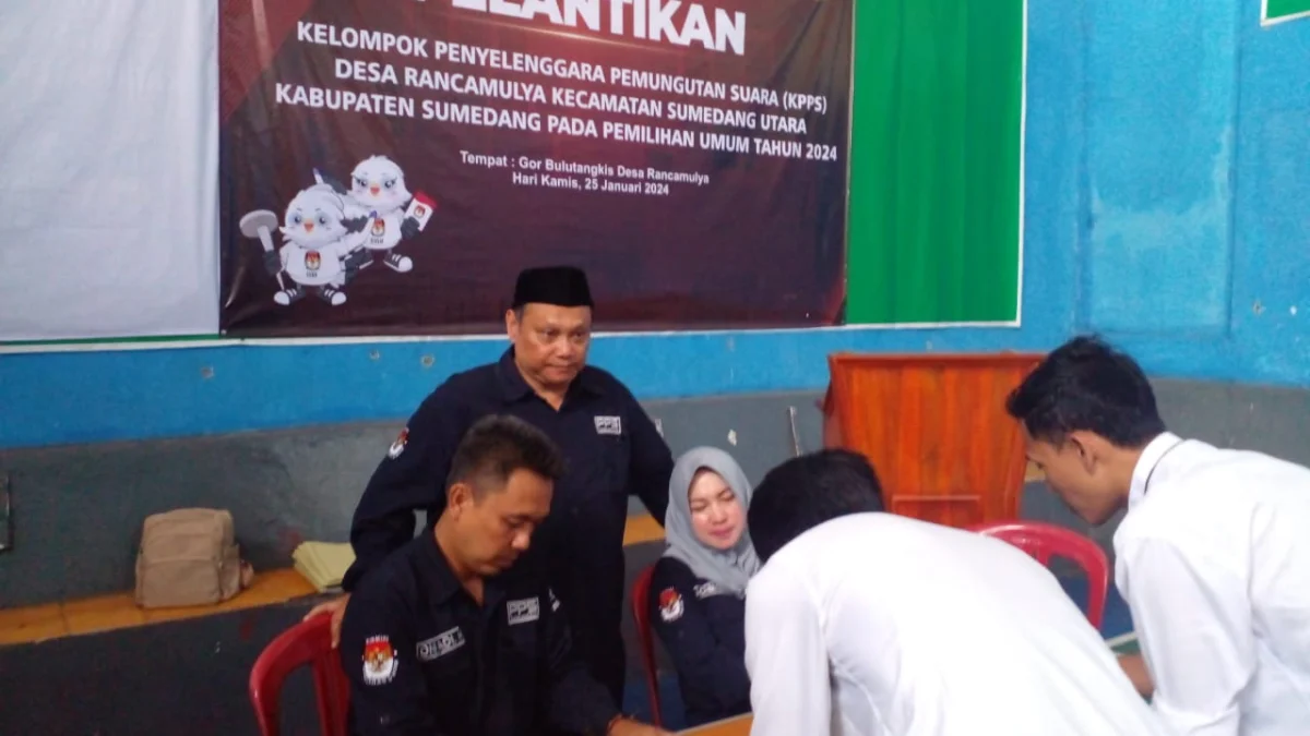 Ketua PPS Rancamulya Wawan Hudaya saat monitoring verifikasi data anggota KPPS yang dilantik.