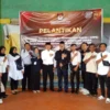 KOMPAK: Ketua PPS Jatihurip Drs Ilyas Ijaji (tengah) bersama dengan anggota PPS dan KPPS Desa Jatihurip susai kegiatan pelantikan anggota KPPS di desanya, kemarin.
