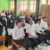 FOKUS: Puluhan anggota KPPS Desa Dayeuhluhur, Kecamatan Ganeas, menyimak pemaparan dari Ketua PPS desa tersebut di Aula SD Negeri Dayeuhluhur, kemarin.