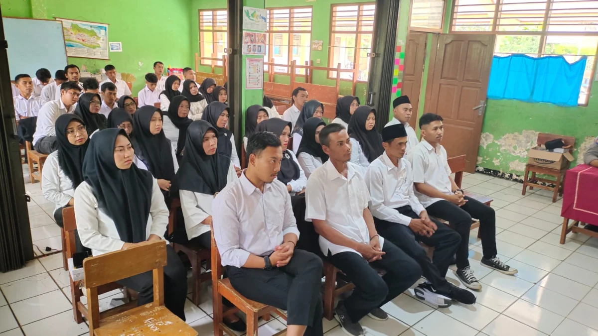 FOKUS: Puluhan anggota KPPS Desa Dayeuhluhur, Kecamatan Ganeas, menyimak pemaparan dari Ketua PPS desa tersebut di Aula SD Negeri Dayeuhluhur, kemarin.