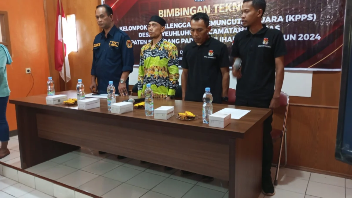 Anggota KPPS Desa Dayeuhluhur Melaksanakan Bimtek Pemilu 2024