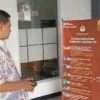 PANTAU: Ketua KPU Kabupaten Sumedang, Ogi Ahmad Fauzi saat memeriksa periapan menjelang pemilu 2024 di kantornya, baru-baru ini.