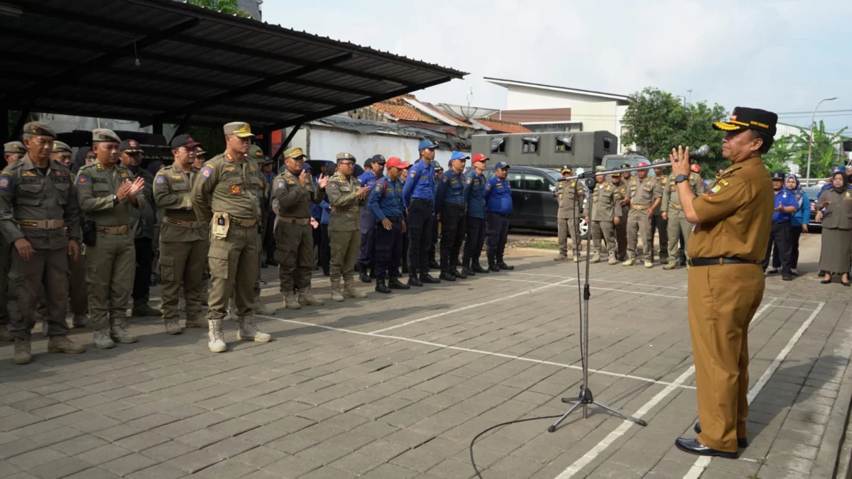 SIAPKAN: Pj Bupati Herman saat memberikan arahan pada Apel Pagi kepada seluruh anggota Satuan Polisi Pamong Praja (Satpol PP) di Mako Satpol PP, kemarin.