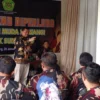 OPTIMIS: Mantan Bupati Sumedang Dony Ahmad Munir saat memberikan pidato sambutan pada kegiatan Rapat Pleno Diperluas AMS Distrik Sumedang di kantor Sekretariat AMS Jalan Sebelas April Sumedang, baru-baru ini.