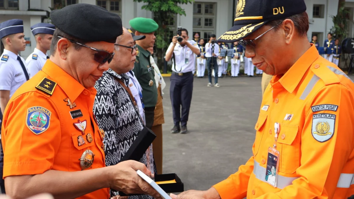 APRESIASI: Deputi Bidang Operasi Pencarian dan Pertolongan, Laksamana Muda TNI Ribut Eko Suyatno, saat mendapat penghargaan di Bandung, baru-baru ini