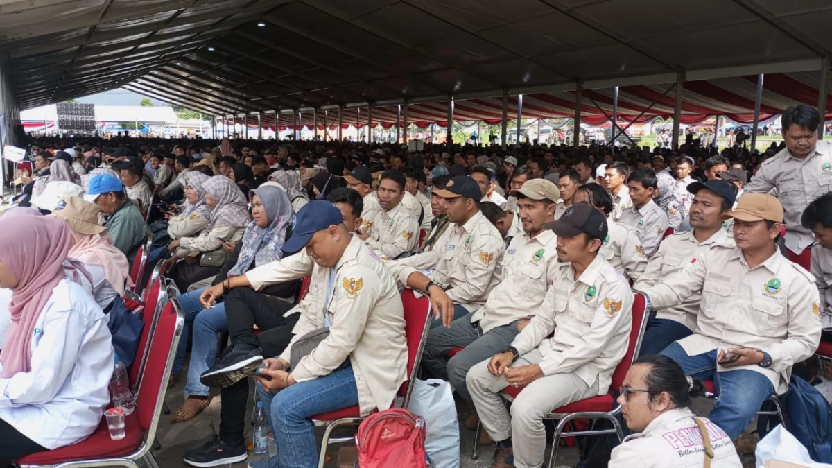 PADATI: 60 ribu pegawai penyuluh pertanian, kelompok tani dan unsur unsur terkait di bidang pertanian se-Jawa Barat (Jabar) saat menghadiri acara Pembinaan Penyuluh Pertanian dan Petani serta Food Estate Partisipatif Provinsi Jawa Barat di Pusat Pemerintahan Sumedang (PPS), kemarin.