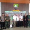 APRESIASI: PLt Camat Sumedang Utara, Drs Maman Wasman (tengah) dengan Forkopimcam Kecamatan Sumedang Utara, Camat Sumedang Selatan, Camat Ganeas beserta Danramil lama, Kapten inf Dede Baharudin dan Danramil baru Kapten CAJ Yayat Ahmad Ruhiyat, seusai acara Lepas Sambut Danramil 1001 Sumedang Kota, kemarin.