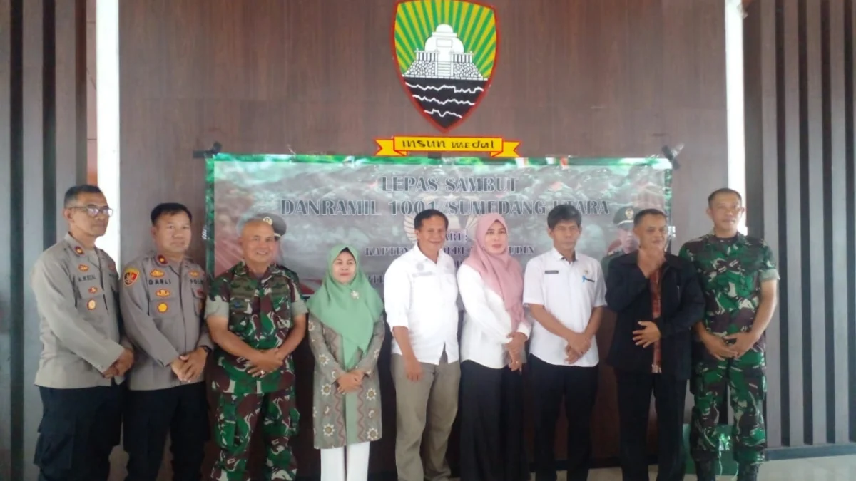 APRESIASI: PLt Camat Sumedang Utara, Drs Maman Wasman (tengah) dengan Forkopimcam Kecamatan Sumedang Utara, Camat Sumedang Selatan, Camat Ganeas beserta Danramil lama, Kapten inf Dede Baharudin dan Danramil baru Kapten CAJ Yayat Ahmad Ruhiyat, seusai acara Lepas Sambut Danramil 1001 Sumedang Kota, kemarin.