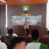 TURUT SERTA: Kapolsek Sumedang Utara, Kompol Awan Muhammad Rizal. saat memberikan sambutan pada acara Lepas Sambut Danramil 1001 Sumedang Kota di Pendopo Kecamatan Sumedang Utara, kemarin.