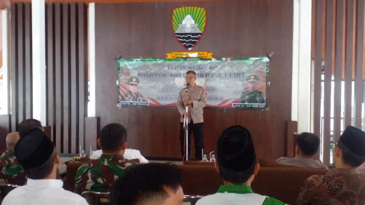 TURUT SERTA: Kapolsek Sumedang Utara, Kompol Awan Muhammad Rizal. saat memberikan sambutan pada acara Lepas Sambut Danramil 1001 Sumedang Kota di Pendopo Kecamatan Sumedang Utara, kemarin.