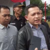 IMBAU: Ketua KPU Kabupaten Sumedang Ogi Ahmad Fauzi seusai memantau jalannya simulasi proses pemungutan suara di tempat pemungutan suara (TPS) 12, di Desa Padasuka, kemarin.