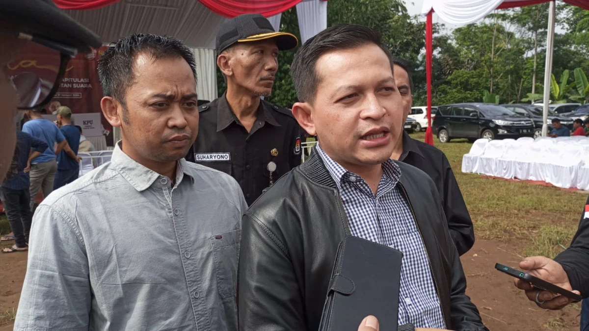 IMBAU: Ketua KPU Kabupaten Sumedang Ogi Ahmad Fauzi seusai memantau jalannya simulasi proses pemungutan suara di tempat pemungutan suara (TPS) 12, di Desa Padasuka, kemarin.