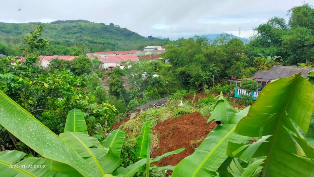 Longsor di Cibadak Sukabumi, Belasan Rumah Tertimbun