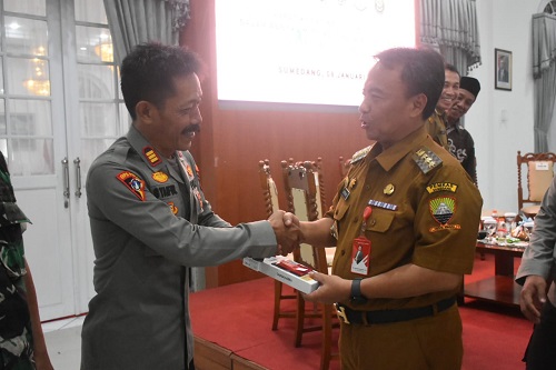 Kapolsek dan Danramil Mendapatkan Ponsel Pintar Dari Pemkab Sumedang