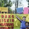 Orang Tua Demo Ke Gedung Sate Karena Ijazah Anaknya Ditahan Sekolah