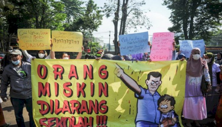 Orang Tua Demo Ke Gedung Sate Karena Ijazah Anaknya Ditahan Sekolah