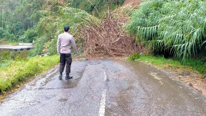 Jalur Dieng via Banjarnegara Longsor Tidak Bisa Dilalui