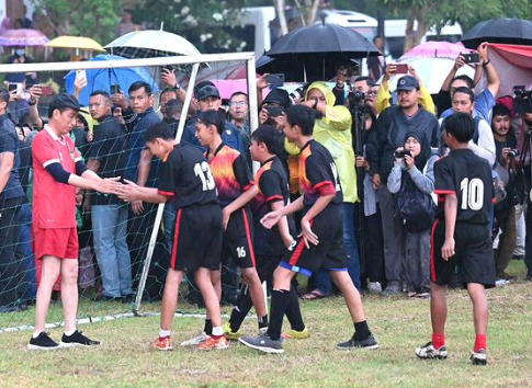 Presiden Jokowi Bermain Bola di Lapangan Gamplong