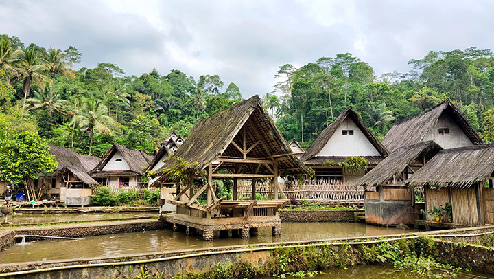 Tolak Modernisasi, Kampung di Jabar Yang Hidup Tanpa Listrik