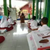 Siswa Sumedang Belajar di Mushola Gegara Ruang Kelas Rusak