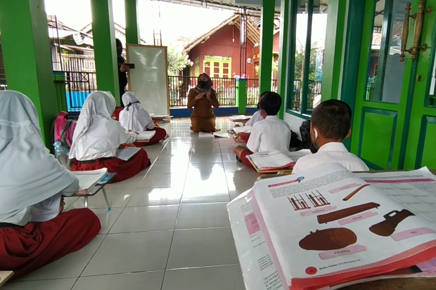 Siswa Sumedang Belajar di Mushola Gegara Ruang Kelas Rusak