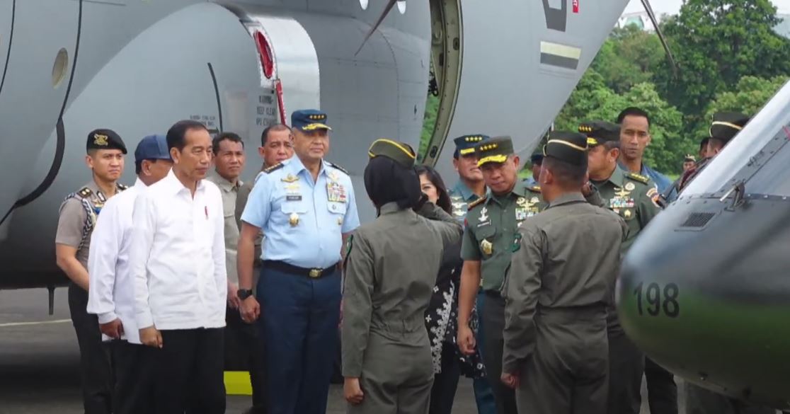 Presiden Joko Widodo Menyaksikan Penyerahan Simbolis Pesawat C-130J-30 Super Hercules