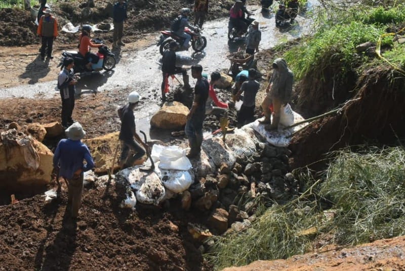 Memperbaiki Jaringan Irigasi, PJ Bupati Meminta Maaf Kepada Warga Margamukti Sumedang Utara Atas Jebolnya Tanggul Irigasi