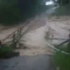 Sekolah dan Jembatan Hancur Diterjang Banjir