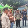 Pj Bupati Sumedang Herman Suryatman saat berkujung kw TPS di sekitar Desa Sindapakuon Kecamatan Cimanggung.