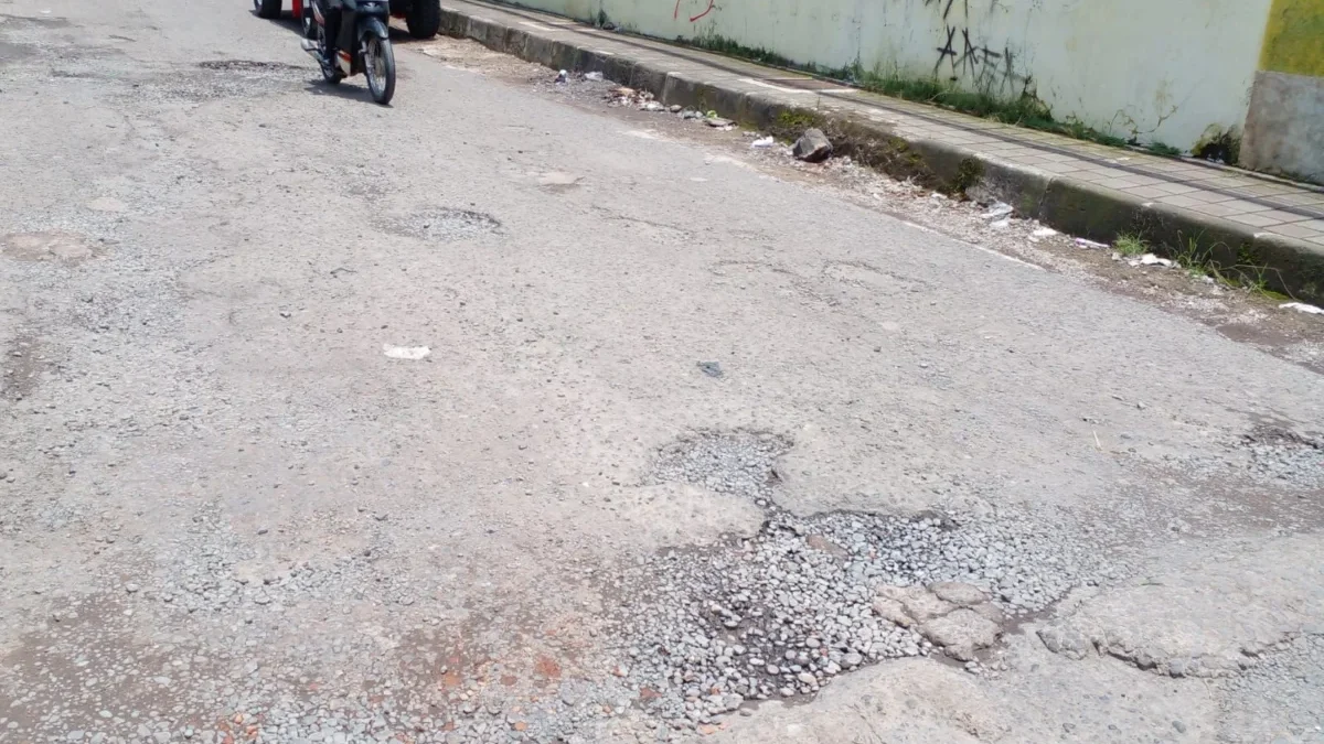 WASAWAS: Pemotor saat melintasi ruas Jalan Karapyak, Kelurahan Situ, Kecamatan Sumedang Utara yang kini masih