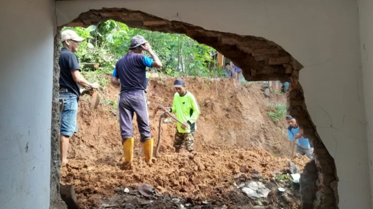 Tebing Ambrol Timpa Rumah Warga