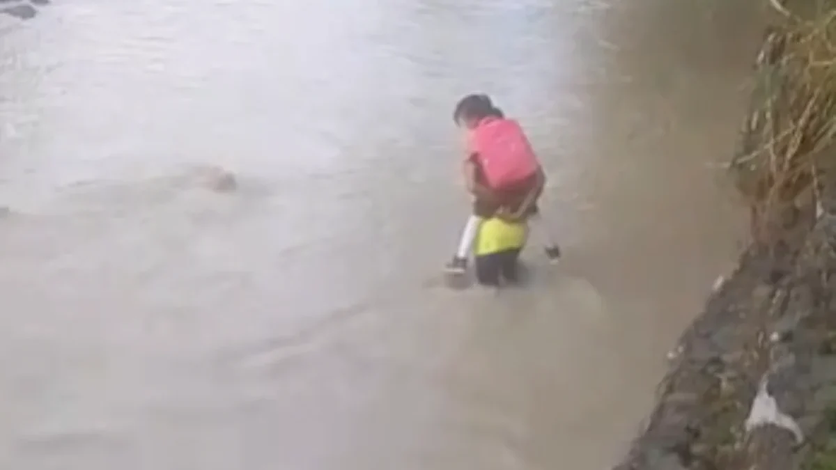 Berangkat Sekolah Terhambat Harus Menuruni Sungai, Jembatan Hanyut Conggeang Sumedang