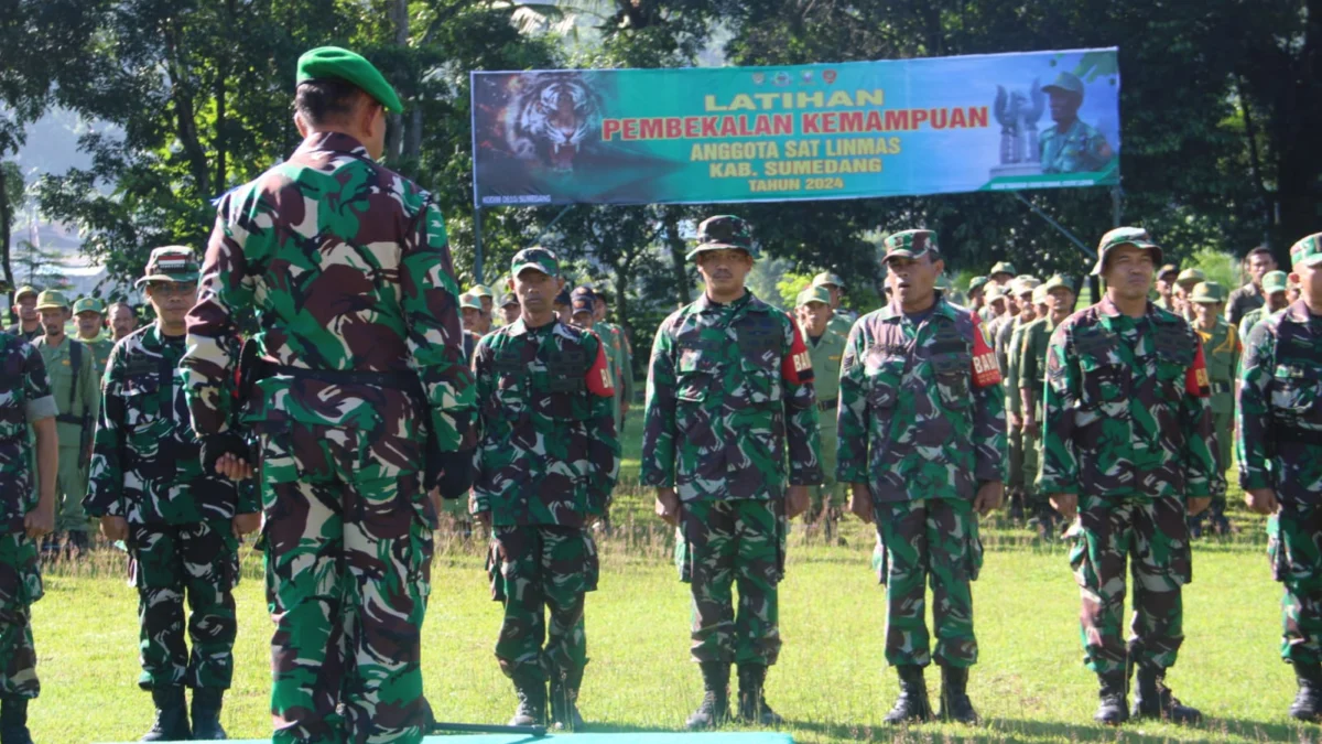 ANTUSIAS: Anggota Linmas saat mengikuti pelatihan pembekalan kemampuan anggota Satlinmas Kabupaten Sumedang di Lapangan Makodim 0610 Sumedang Selatan Kabupaten Sumedang, kemarin.