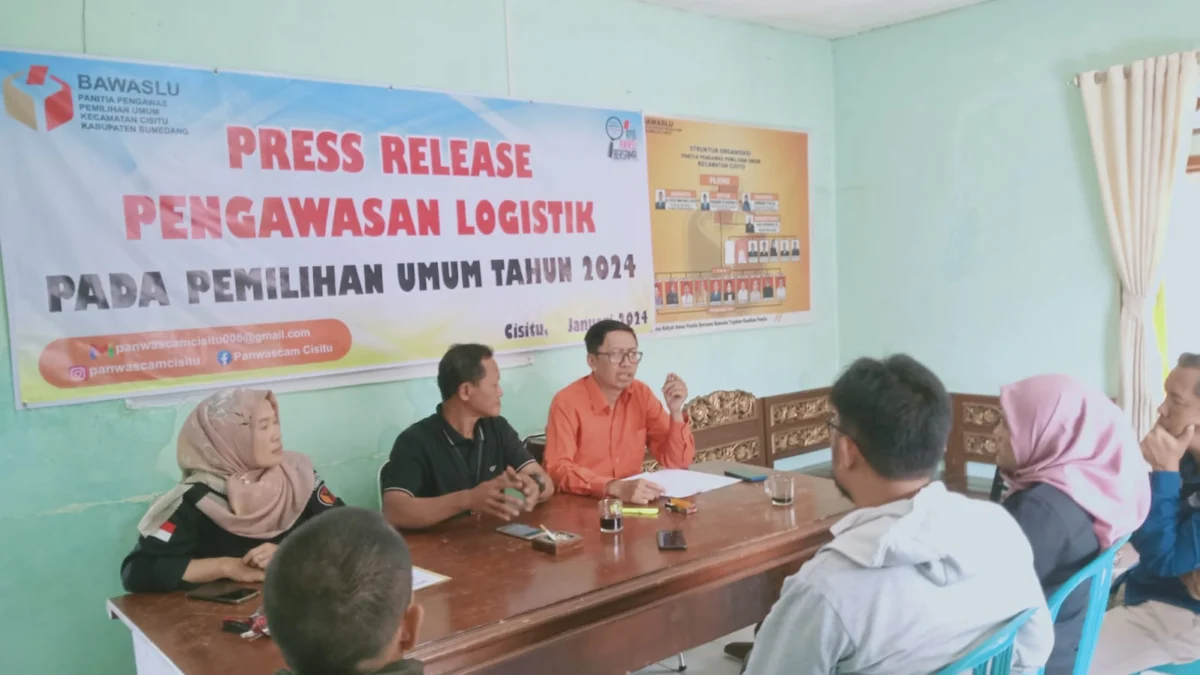 PASTIKAN: Jajaran Panwaslu Kecamatan Cisitu saat melakukan Press Release di Sekretariat Panwaslu Kecamatan Cisitu, belum lama ini.