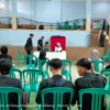 SIGAP: Camat Jatinangor Hery Dewantara saat memantau pelaksanaan perekaman KTP-EL di Desa Jatiroke yang di khususkan bagi pemula, baru-baru ini.