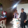 BANTUAN: Sekretaris Desa Mekarjaya Apit Supriatna, saat memonitoring kegiatan penyaluran beras kepada masyarakat oleh PT Pos di Aula Desa Mekarjaya, kemarin.