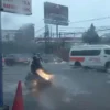 TERENDAM: Pemotor saat melintasi Jalan Raya Jatinangor Desa Cibeusi, Kecamatan Jatinangor yang tergenang air saat hujan, membuat para pengendara harus berhati hati saat melintas, baru-baru ini.