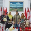 APRESIASI: Pj Sekretaris Daerah Kabupaten Sumedang Hj Tuti Ruswati (kanan) menerima kunjungan delegasi and Civil Service Exchange Program (CSEP) di Command Center Sumedang, Kamis (25/01/2024).