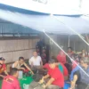 TUNTUT: Karyawan PT Natatex di Cimanggung, Sumedang saat memprotes dengan melakukan aksi demo kemping di gerbang pabrik di Jalan Raya Bandung Garut, Desa Sindapakuon, Kecamatan Cimanggung, baru-baru ini