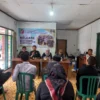 BERIKAN KETERANGAN: Komisioner Panwaslu Kecamatan Tanjungmedar, Dadan Eka Purnama didampingi Ketua Panwaslu Tanjungmedar Ani Siti Maryani saat menggelar press release pengawasan kampanye Pemilu 2024 di Sekretariat Panwaslu Kecamatan Tanjungmedar Kabupaten Sumedang, baru-baru ini.