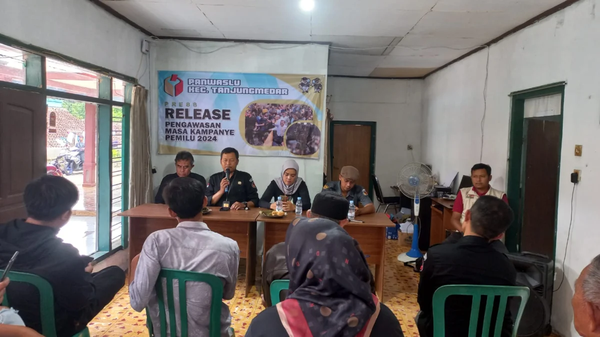 BERIKAN KETERANGAN: Komisioner Panwaslu Kecamatan Tanjungmedar, Dadan Eka Purnama didampingi Ketua Panwaslu Tanjungmedar Ani Siti Maryani saat menggelar press release pengawasan kampanye Pemilu 2024 di Sekretariat Panwaslu Kecamatan Tanjungmedar Kabupaten Sumedang, baru-baru ini.