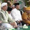 KHIDMAT: Pj Bupati Sumedang Herman Suryatman saat mendengar ceramah pada Tabligh Akbar Isra Mi'raj Nabi Muhammad SAW 1445 H, sekaligus doa bersama sukseskan Pemilu Tahun 2024 di Pondok Pesantren Islam Terpadu Asy-Syifaa Wal Mahmudiyyah, baru-baru ini.