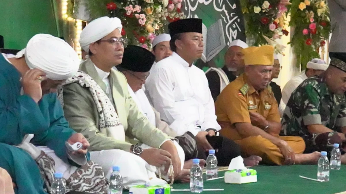 KHIDMAT: Pj Bupati Sumedang Herman Suryatman saat mendengar ceramah pada Tabligh Akbar Isra Mi'raj Nabi Muhammad SAW 1445 H, sekaligus doa bersama sukseskan Pemilu Tahun 2024 di Pondok Pesantren Islam Terpadu Asy-Syifaa Wal Mahmudiyyah, baru-baru ini.