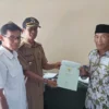 ANTUSIAS: Sekretaris Kecamatan Cimanggung, Ahmad Abidin turut menyaksikan penyerahan program dari BPN untuk pembuatan sertifikat tanah secara massal, baru-baru ini.