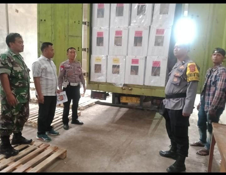 DISTRIBUSI: Petugas saat menerima logistik berupa ratusan kotak suara yang tiba di Kecamatan Cimanggung, baru-baru ini.