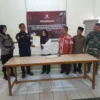 APRESIASI: Ketua PPS Jatimulya, Deni Abdul Gani menyerahkan piagam integritas kepada salah seorang anggota KPPS, disaksikan Kepala Desa Jatimulya, Entis Sutisna serta Ketua BPD, Babinsa dan Bhabinkamtibmas, pada acara pelantikan anggota KPPS di Desa Jatimulya beberapa waktu yang lalu.